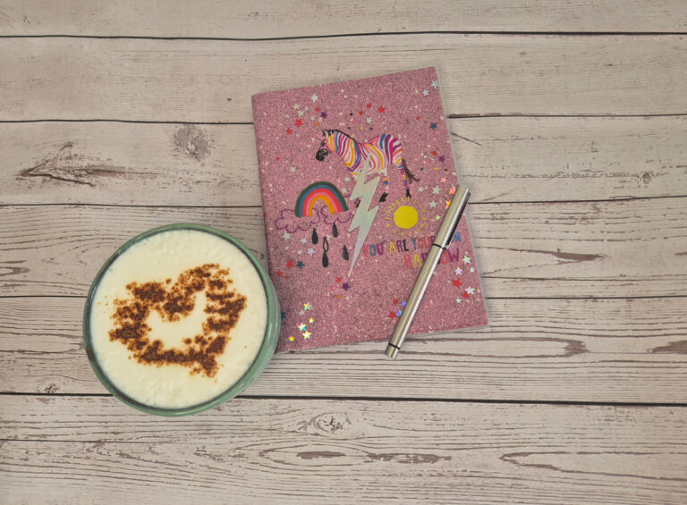 Kaffee mit Herz und Glitzer-Regenbogen-Zebra-Buch