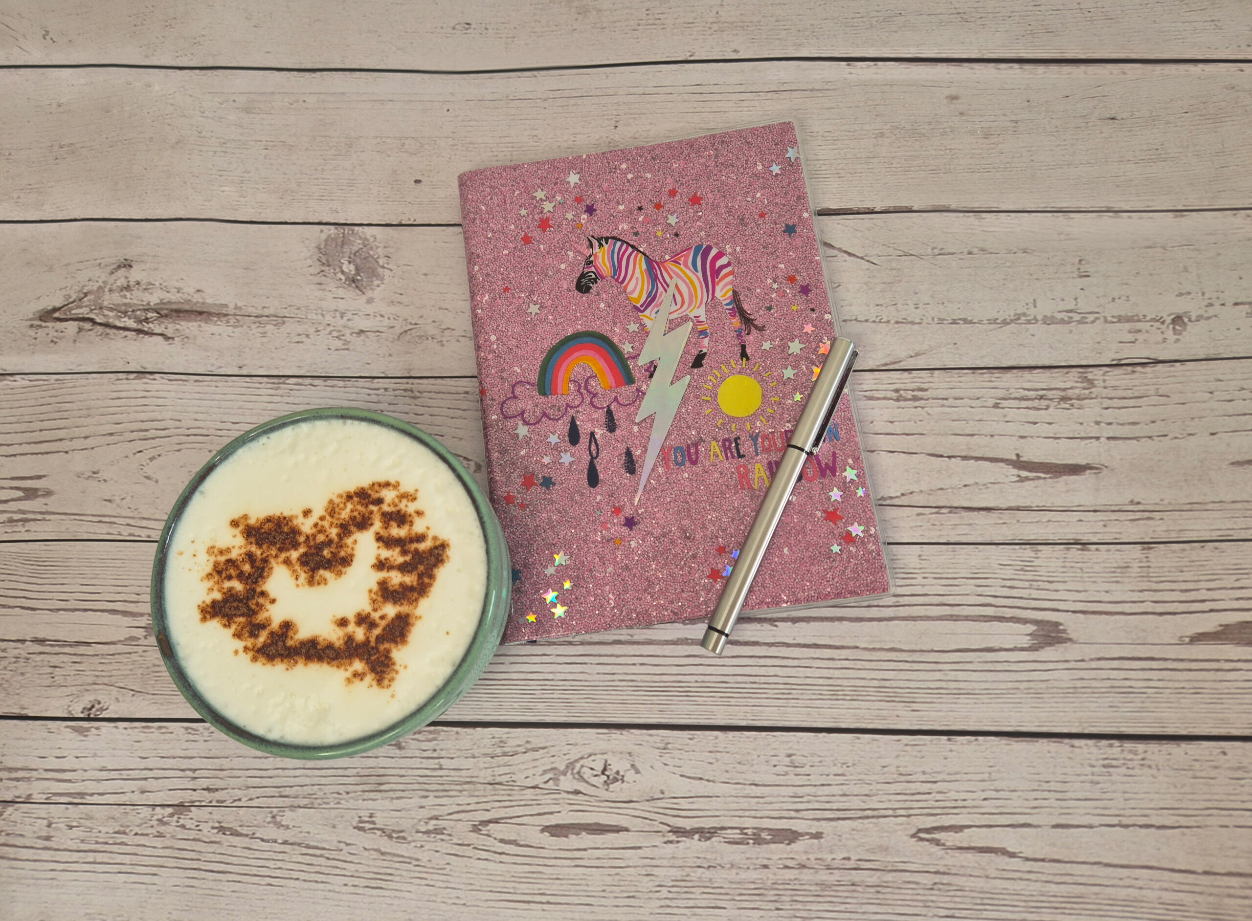 Kaffee mit Herz und Glitzer-Regenbogen-Zebra-Buch